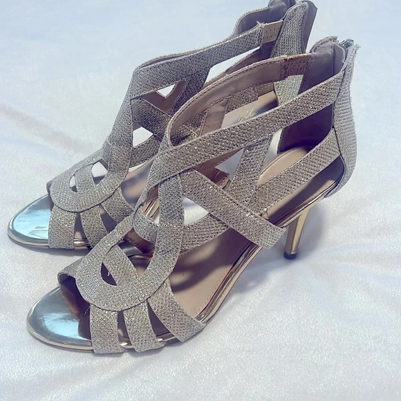 Marc Fisher Sz 7.5 Gold Metallic Nala Mid Heel Evening Sandals Heels NWT - Picture 2 of 12